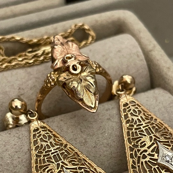 10K solid gold black hills tri color grape leaves navette cocktail pinky ring - Picture 9 of 10